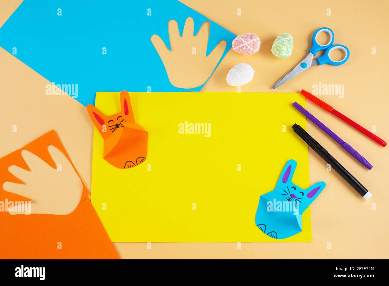 Bricolaje y creatividad de los niños. Coloridos conejitos de papel de la  palma de sus manos para niños. Tarjetas de felicitación con conejito sobre  fondo de color. Idea de regalo, decoración Primavera,