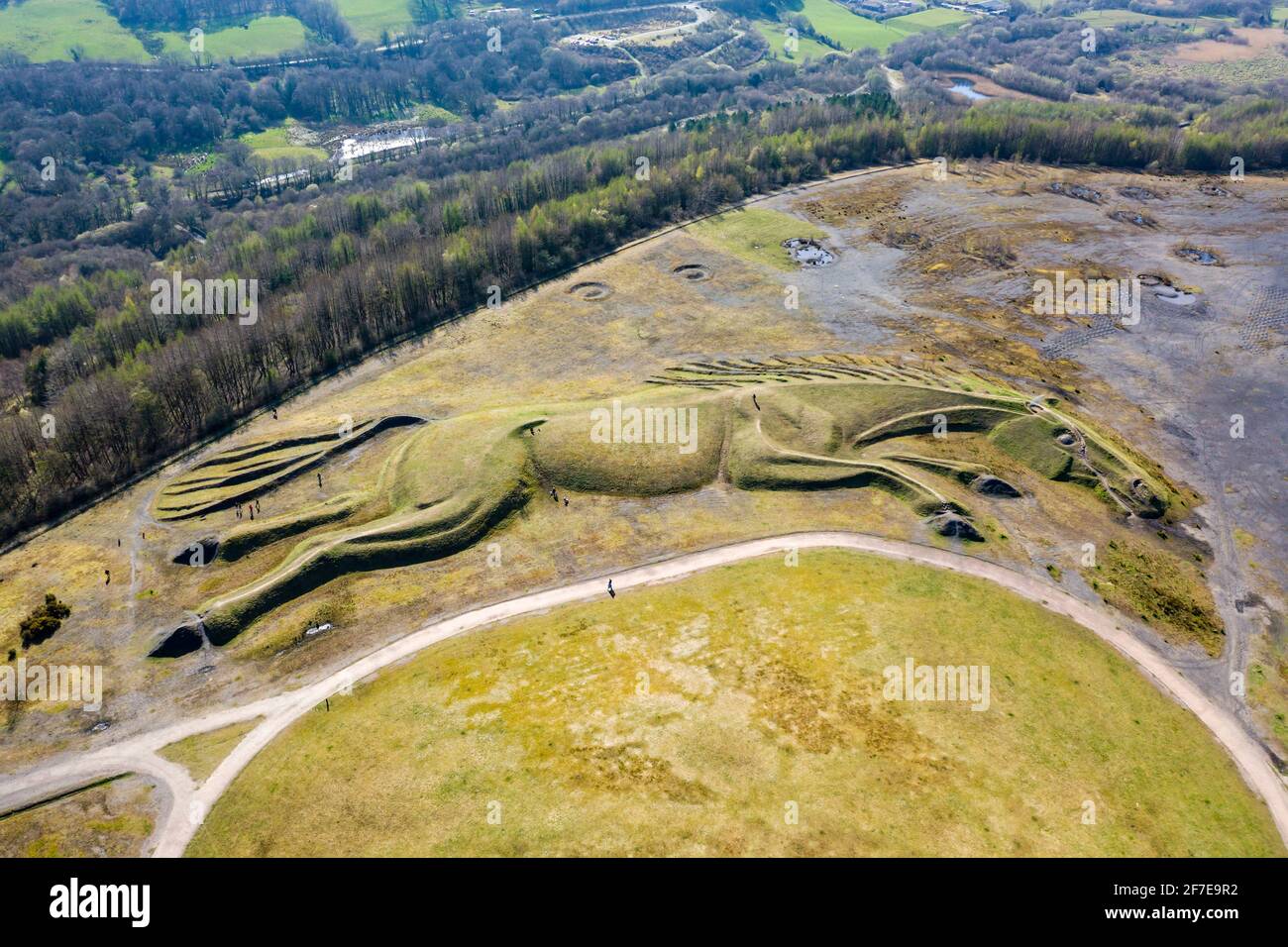 Vista aérea de una enorme obra de tierra pública de un pony en el lugar de una antigua mina de carbón (Penallta, Gales) Foto de stock