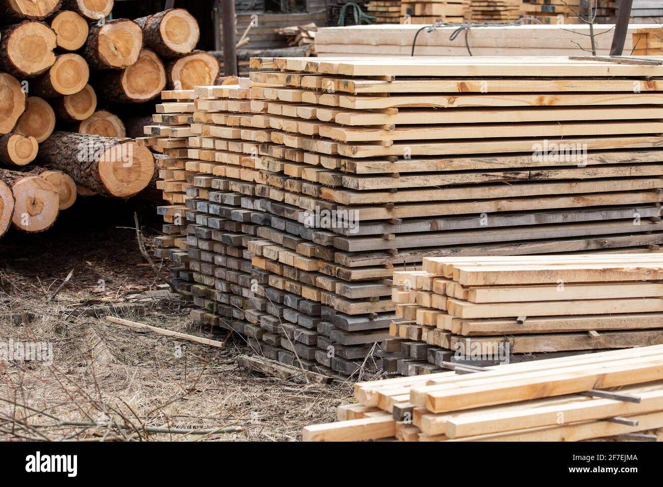 Tablas desovadas y apiladas. Producción, transporte y entrega de madera. Fábrica e Industria. Foto de stock