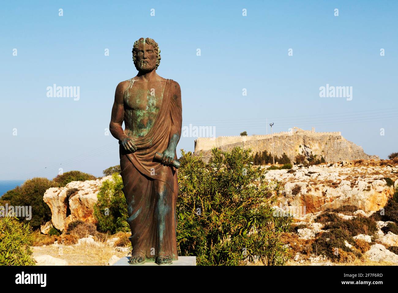 Estatua de Cleobulus, un poeta y filósofo griego antiguo, en Lindos en Rodas, Grecia. Cleobulus es considerado uno de los siete sabios de la antigua Greec Foto de stock