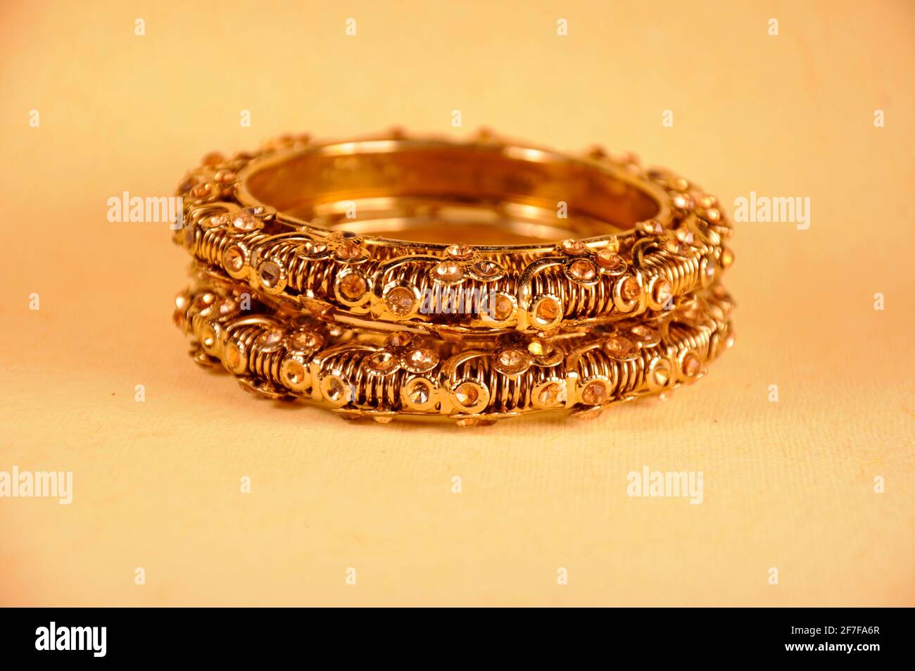 brazaletes antiguos de oro, joyería tradicional India Fotografía de stock -  Alamy