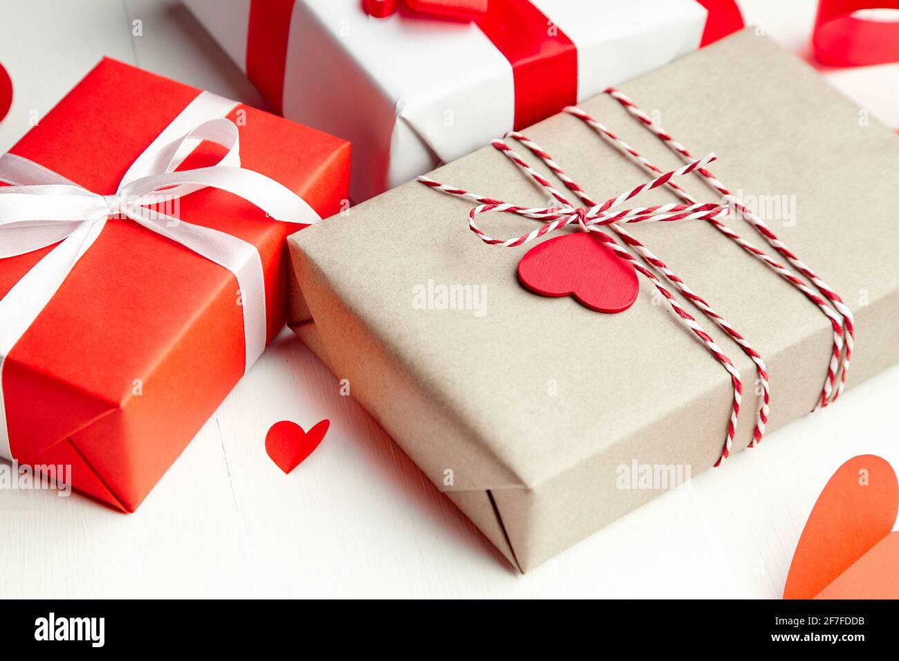 Cajas de regalo del día de San Valentín decoradas con corazones de papel  rojo mesa de madera Fotografía de stock - Alamy