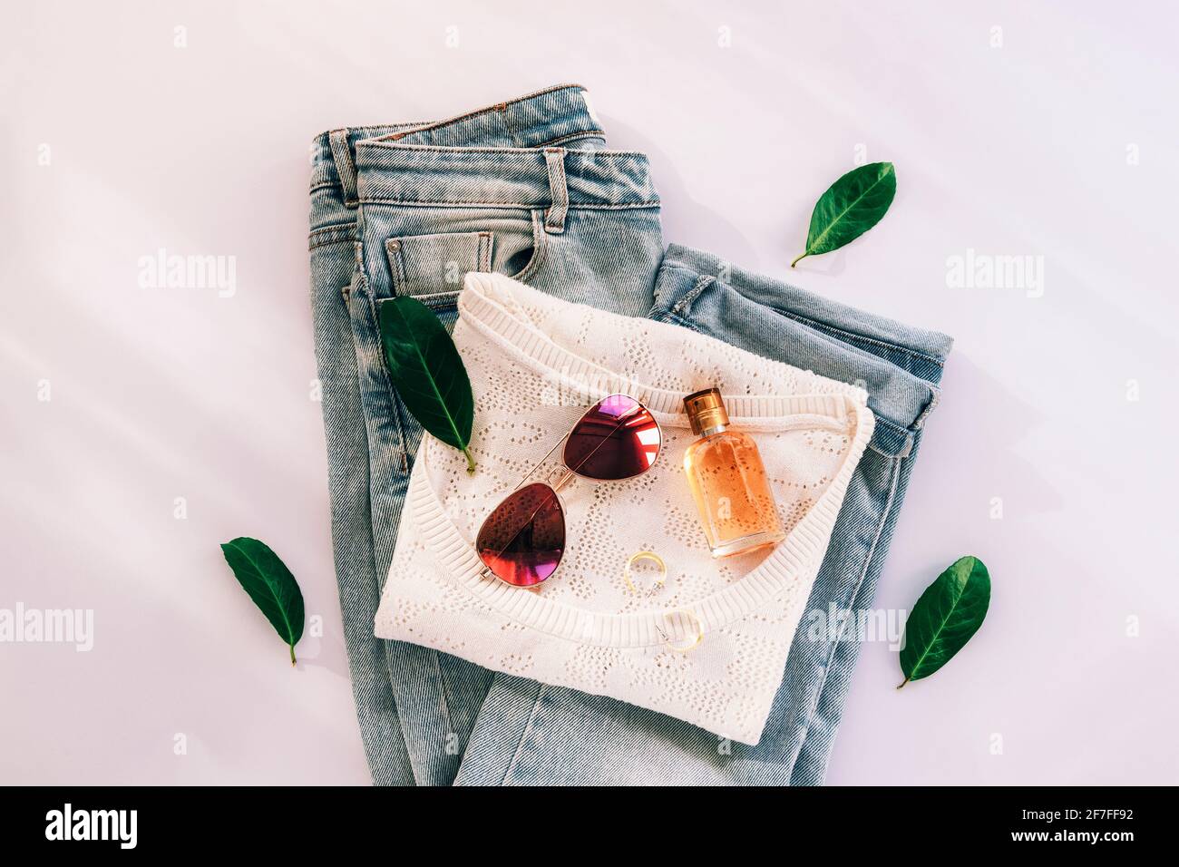 El piso de moda para mujer se encuentra con ropa elegante y accesorios  sobre fondo blanco. Vista superior, disposición plana Fotografía de stock -  Alamy