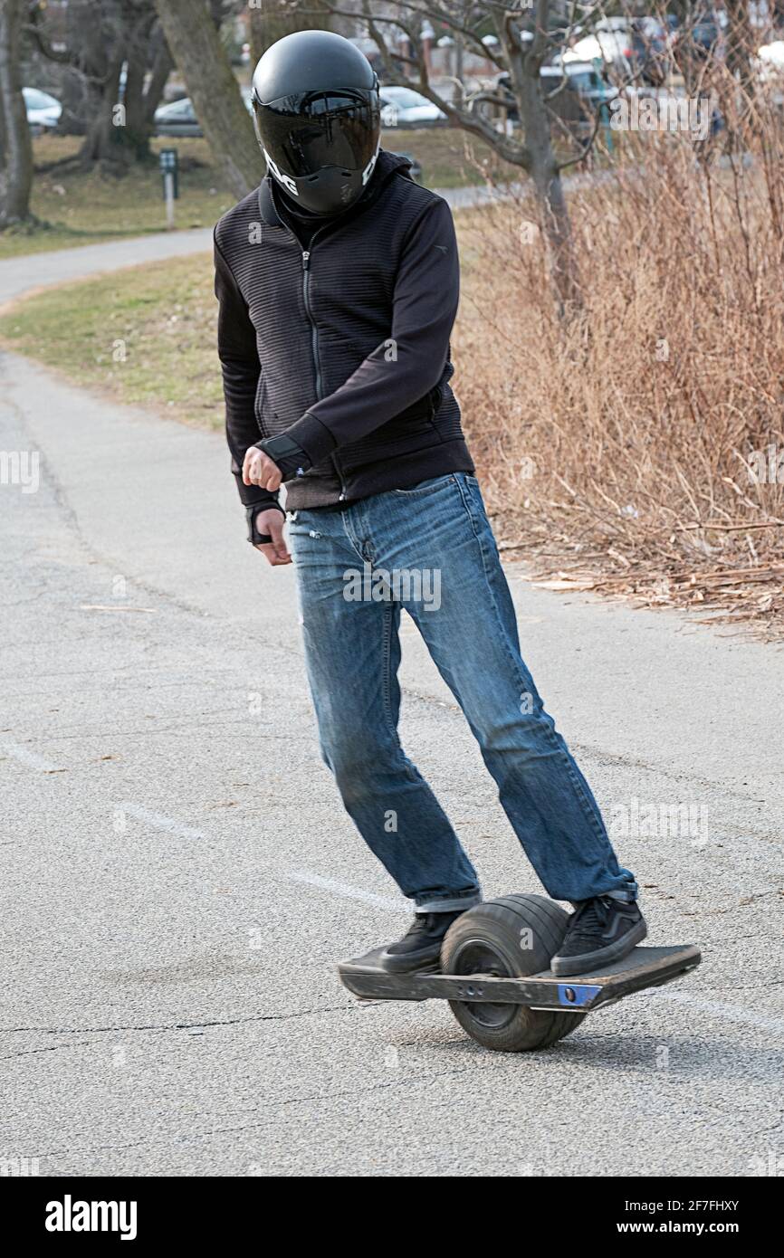 Un hombre que monta un ONEWHEEL, un auto-equilibrador de una rueda  eléctrica de tabla-deporte, deportivo personal recreativo, descrito como un  monopatín eléctrico Fotografía de stock - Alamy