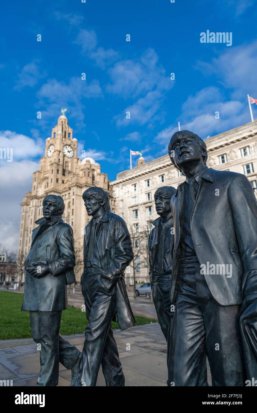 Estatuas de bronce de los Beatles se encuentran en Liverpool Waterfront, Liverpool, Merseyside, Inglaterra, Reino Unido, Europa Foto de stock