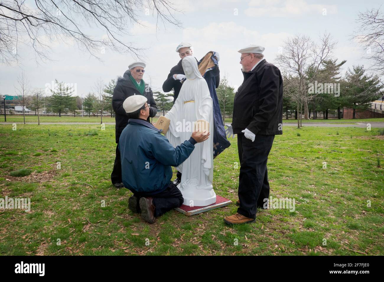 Después de un servicio de oración en un parque, devotos católicos romanos empacan su estatua de la Virgen María. En el sitio de las apariciones de Verónica Lueken en Nueva York. Foto de stock
