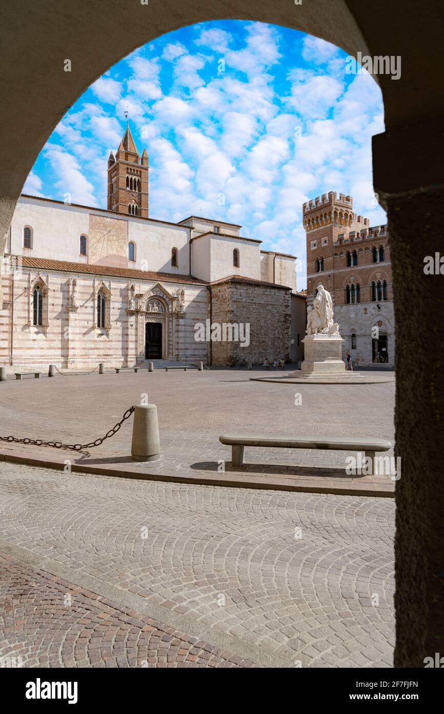 Catedral de San Lorenzo (Duomo) y la estatua del monumento Canapone vista desde la antigua galería, Grosseto, Toscana, Italia, Europa Foto de stock