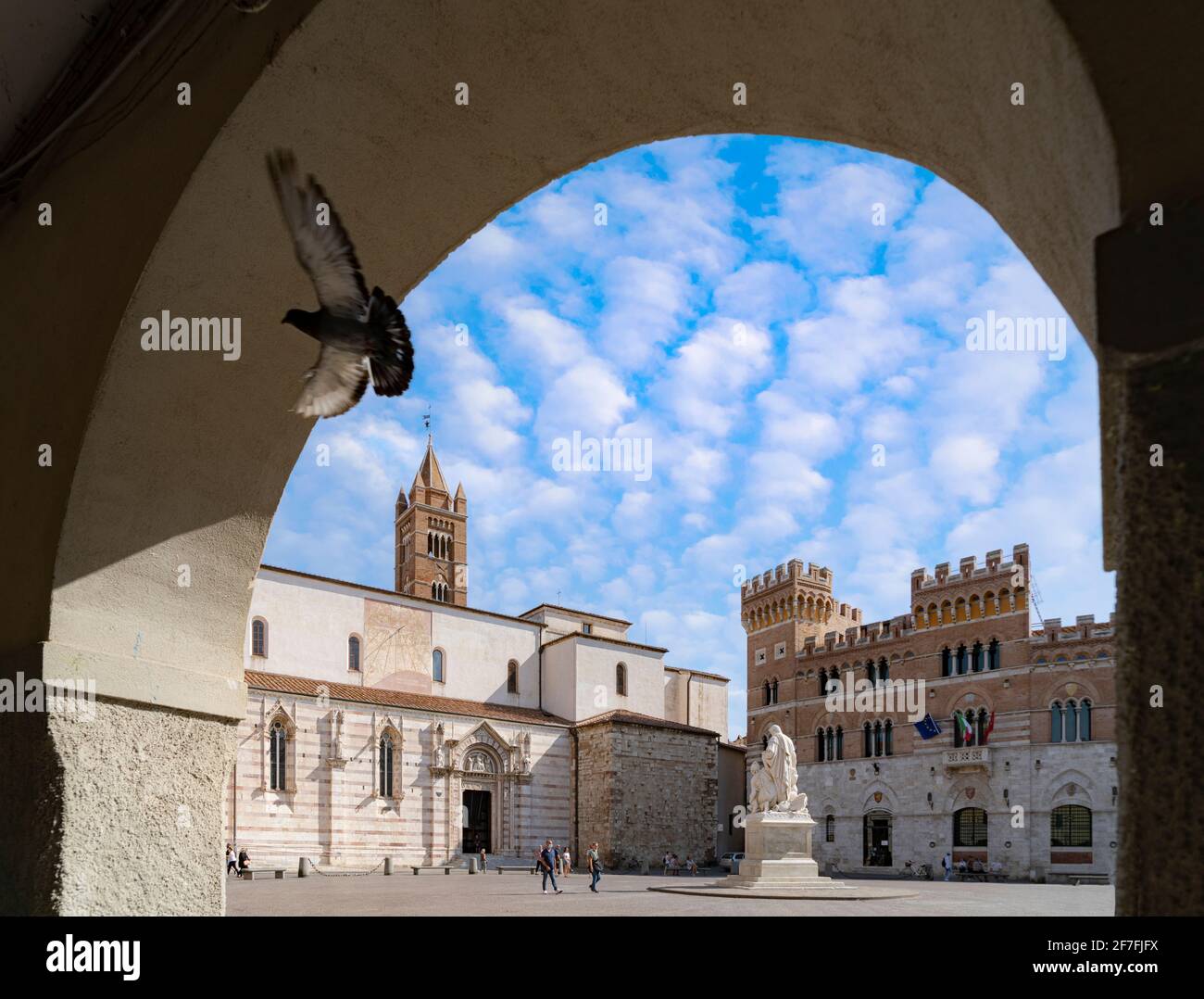 Cielo de verano sobre Canapone monumento estatua y Duomo, Piazza Dante, Grosseto, Toscana, Italia, Europa Foto de stock