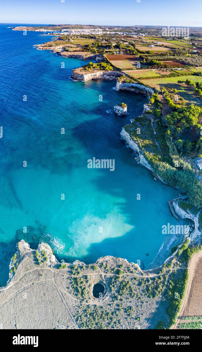 Vista aérea de la gruta abierta conocida como Grotta Sfondata en los acantilados a lo largo de la costa, Otranto, Lecce, Salento, Apulia, Italia, Europa Foto de stock
