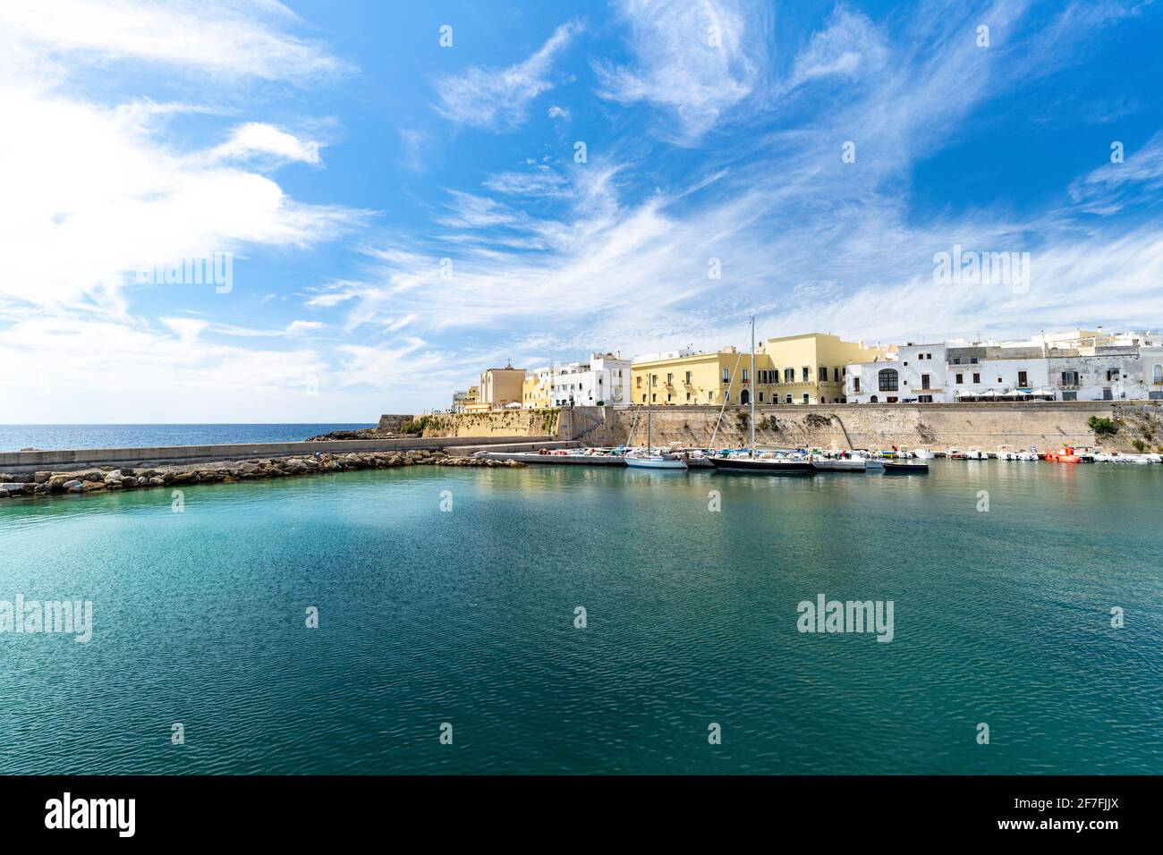Casco antiguo y puerto de Gallipoli, provincia de Lecce, Salento, Apulia, Italia, Europa Foto de stock