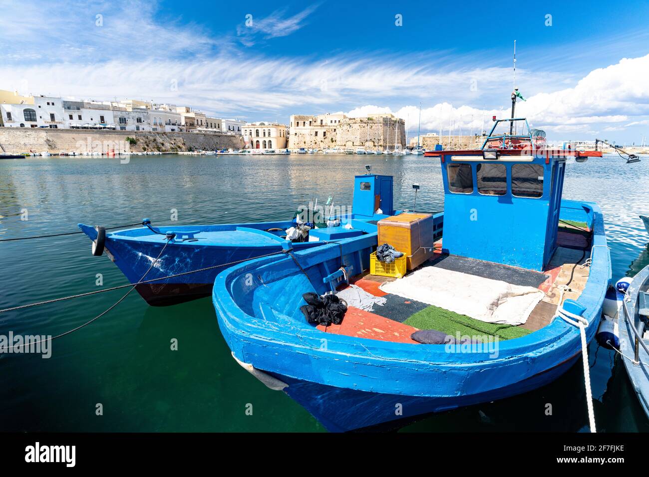 Barcos de pesca amarrados en el puerto, Gallipoli, provincia de Lecce, Salento, Apulia, Italia, Europa Foto de stock