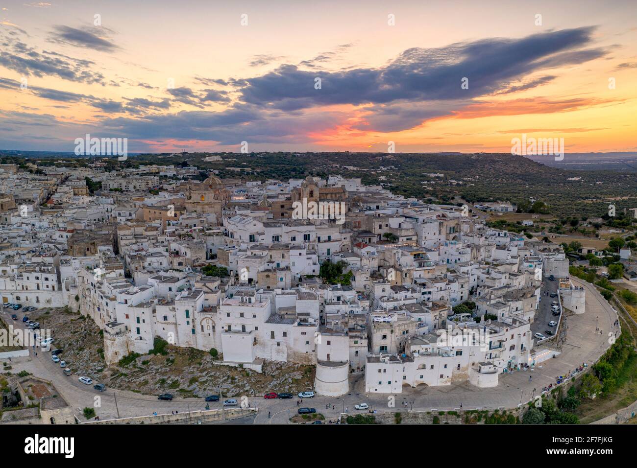 Panorámica aérea de edificios blancos en el casco antiguo de Ostuni al atardecer, provincia de Brindisi, Salento, Apulia, Italia, Europa Foto de stock