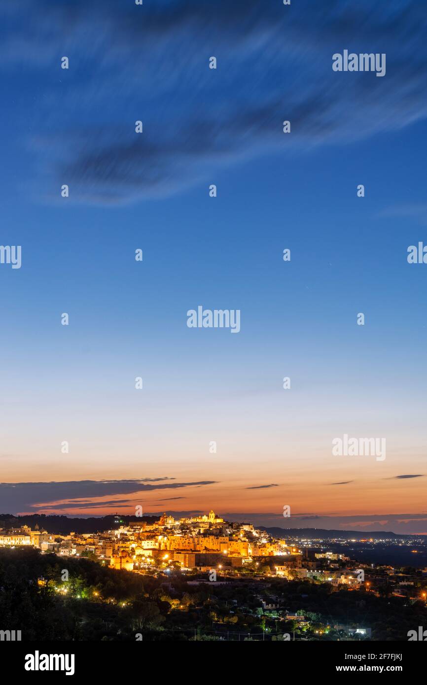 Ciudad vieja iluminada de Ostuni al anochecer, provincia de Brindisi, Salento, Apulia, Italia, Europa Foto de stock