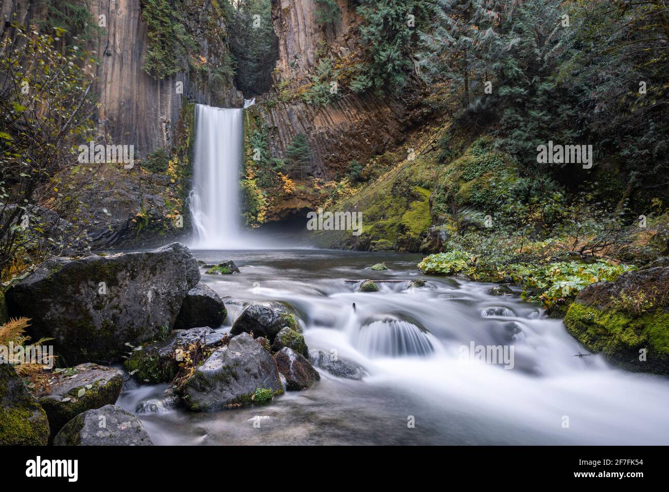 Toketee Falls en otoño, condado de Douglas, Oregon, Estados Unidos de América, América del Norte Foto de stock