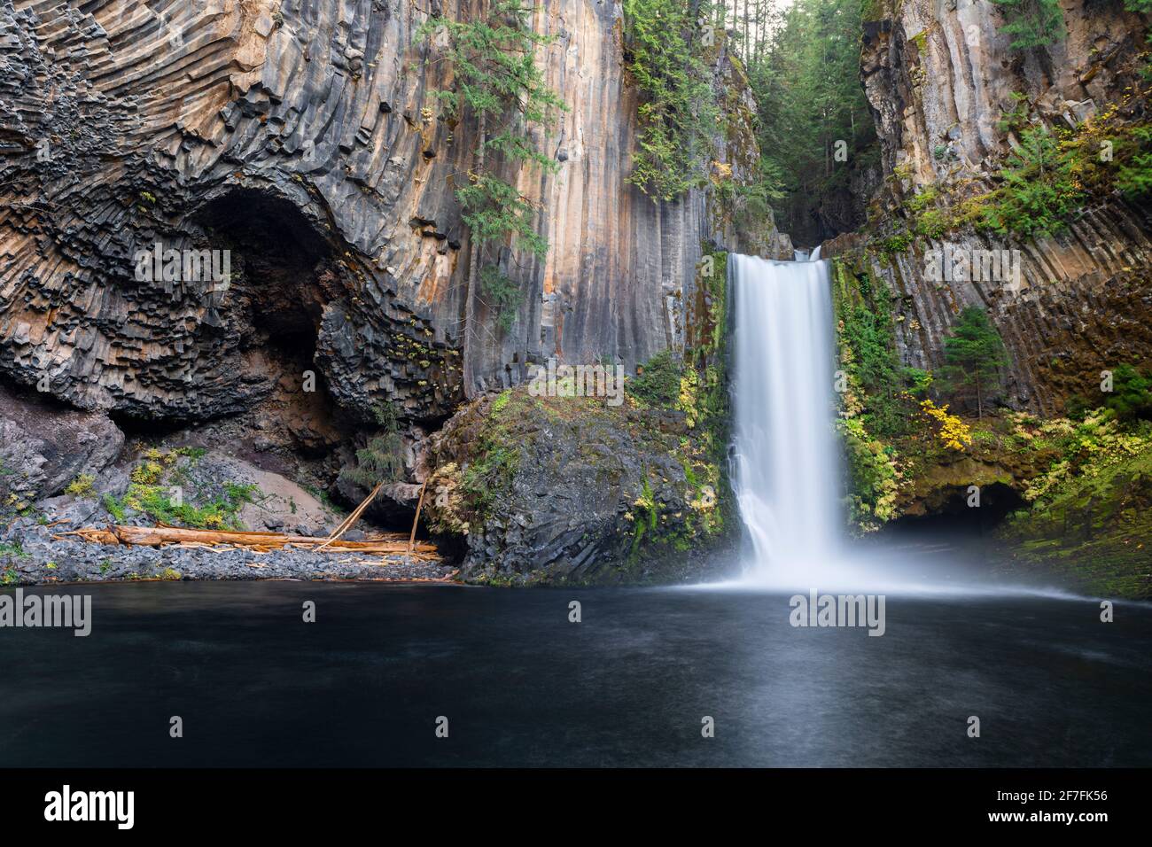 Toketee Falls en otoño, condado de Douglas, Oregon, Estados Unidos de América, América del Norte Foto de stock