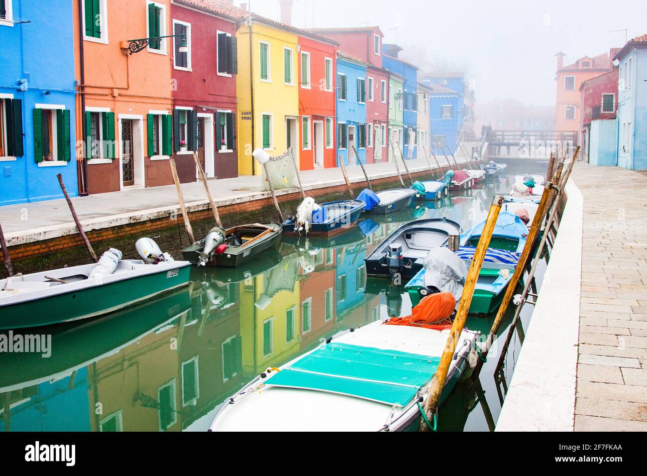 Casas de pescadores de colores brillantes en Burano, Ciudad Metropolitana de Venecia, Patrimonio de la Humanidad de la UNESCO, Veneto, Italia, Europa Foto de stock