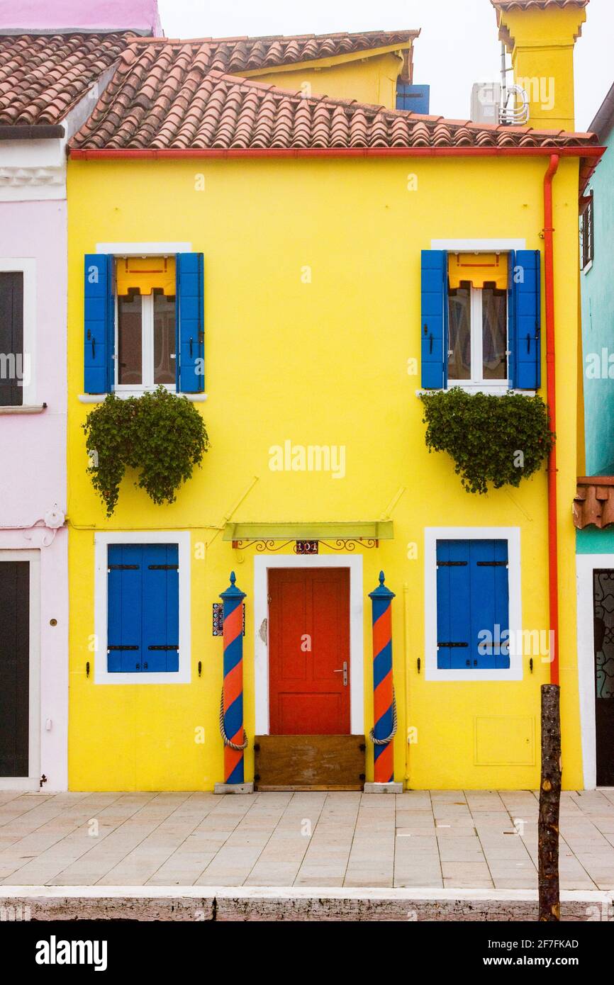 Casas de pescadores de colores brillantes en Burano, Ciudad Metropolitana de Venecia, Patrimonio de la Humanidad de la UNESCO, Veneto, Italia, Europa Foto de stock