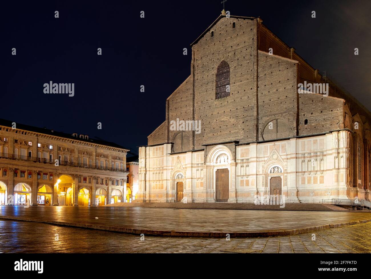 Basílica de San Petronio de noche en Piazza Maggiore en el centro