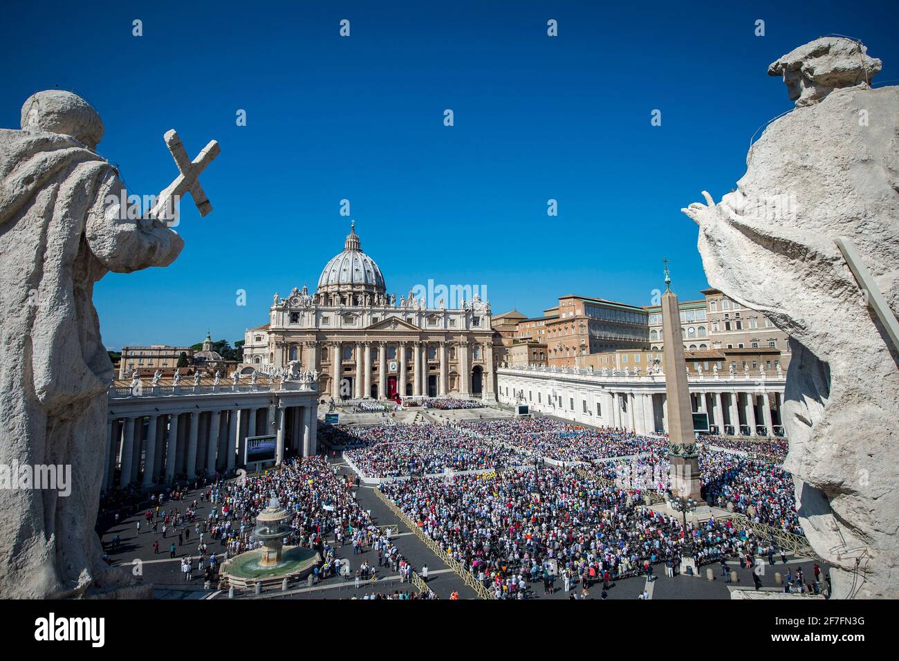 Una vista general de la Plaza de San Pedro y la Basílica de San Pedro durante una Misa que marca el Jubileo para Catequistas, Vaticano, Roma, Lazio, Italia Foto de stock