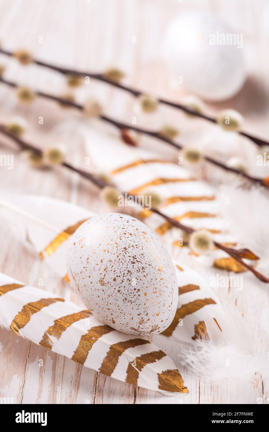 Huevos de Pascua con plumas y rama de sauce coño. Decoración de Pascua  Fotografía de stock - Alamy