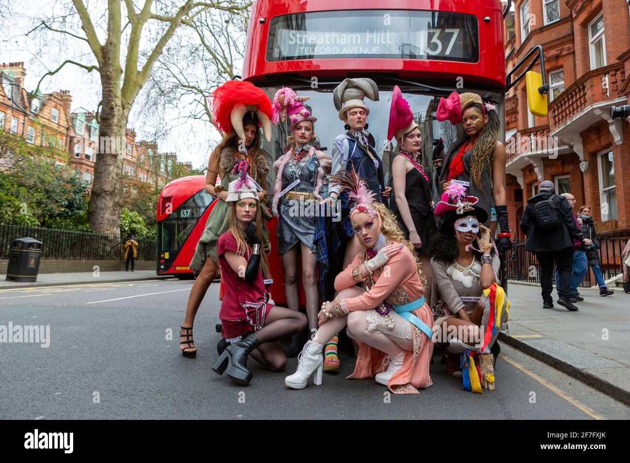 Los modelos muestran la colección de Pierre Garroudi durante el show de modas flash del diseñador en Sloane Square en Londres, Reino Unido Foto de stock