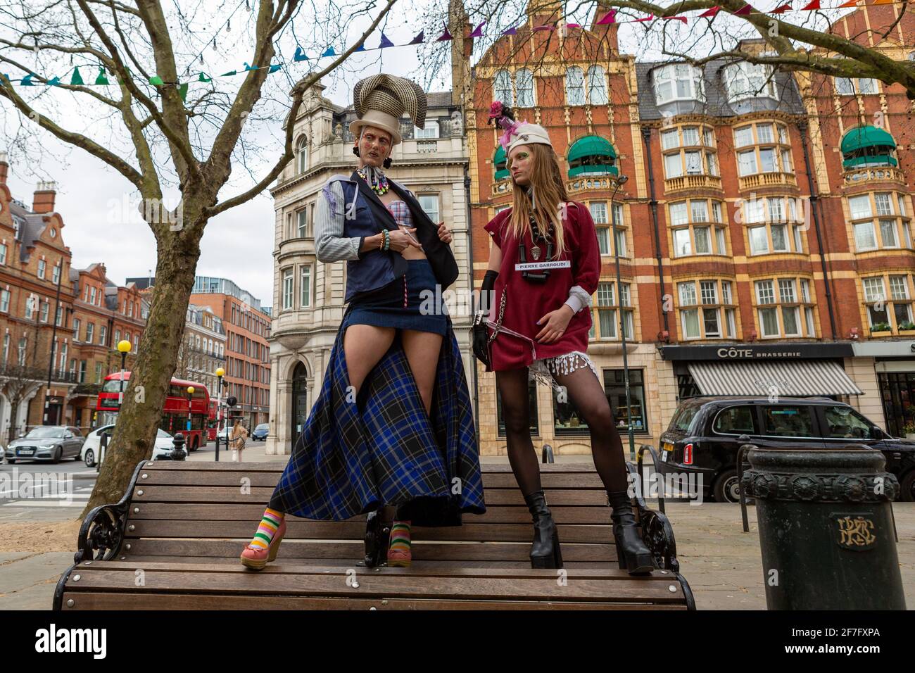 Los modelos muestran la colección de Pierre Garroudi durante el show de modas flash del diseñador en Sloane Square en Londres, Reino Unido Foto de stock