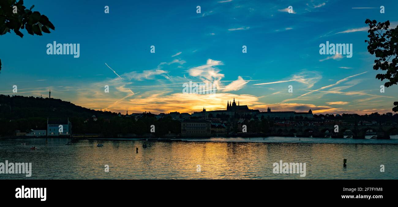 Panorama de la noche Praga. Foto de stock