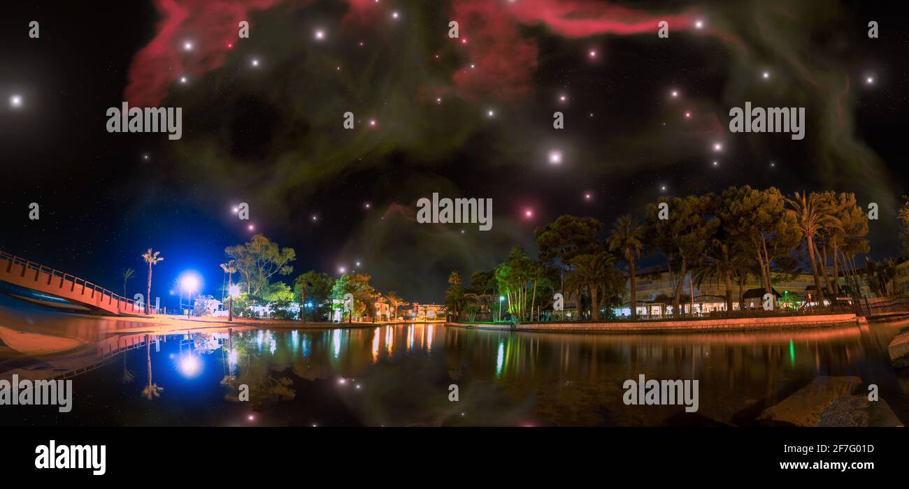 Fantástico paisaje nocturno con lago y cielo estrellado Foto de stock