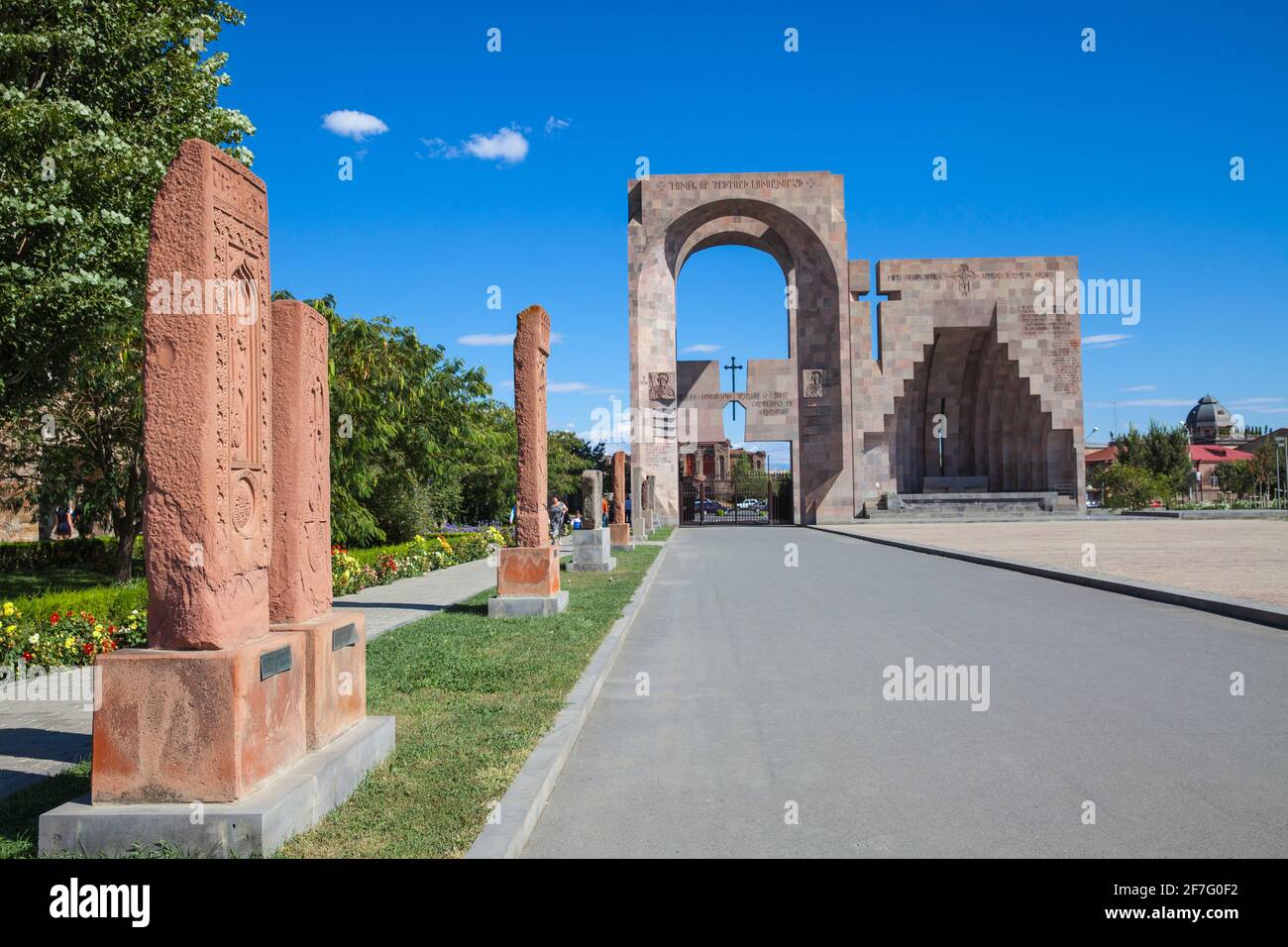Armenia, complejo de Echmiadzin, Puerta de San Gregorio y el altar al aire libre Foto de stock