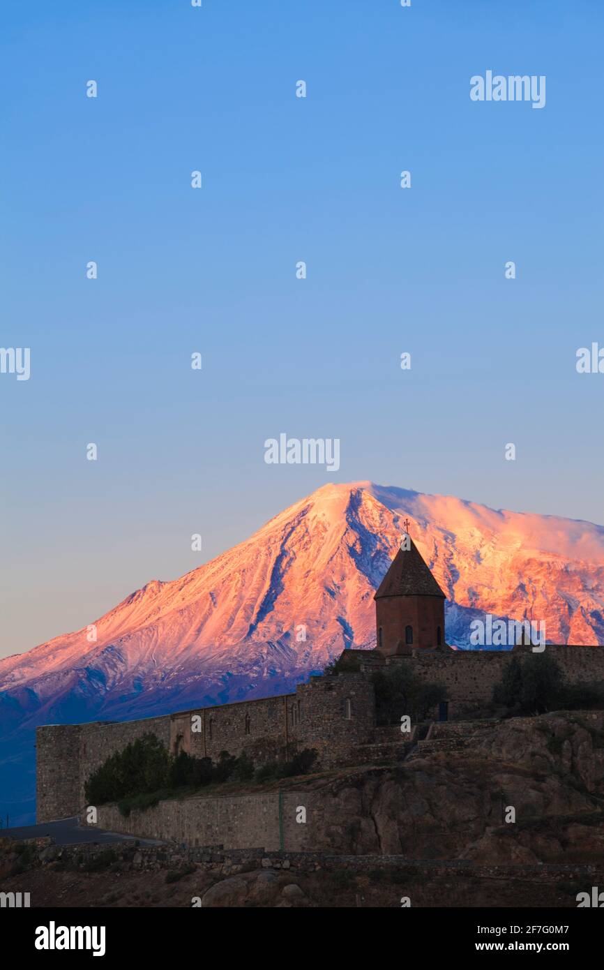 Armenia, Ereván, la llanura de Ararat, Khor Virap monasterio de la Iglesia Apostólica Armenia, al pie del monte Ararat Foto de stock