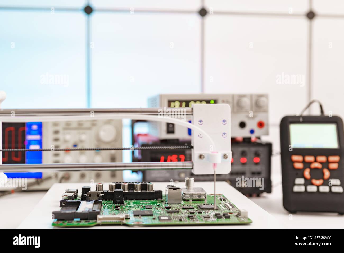 Control automatizado de placas de circuitos impresos. Control de montaje en chip. . Foto de alta calidad Foto de stock