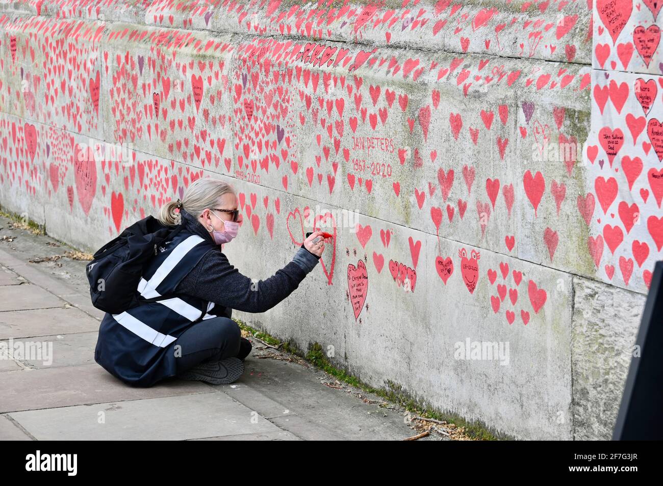 Londres. REINO UNIDO. Los corazones siguen siendo añadidos al Muro Conmemorativo Nacional Covid en el Hospital St. Thomas de Westminster, en memoria de aquellos que han muerto de coronavirus durante la pandemia. Foto de stock
