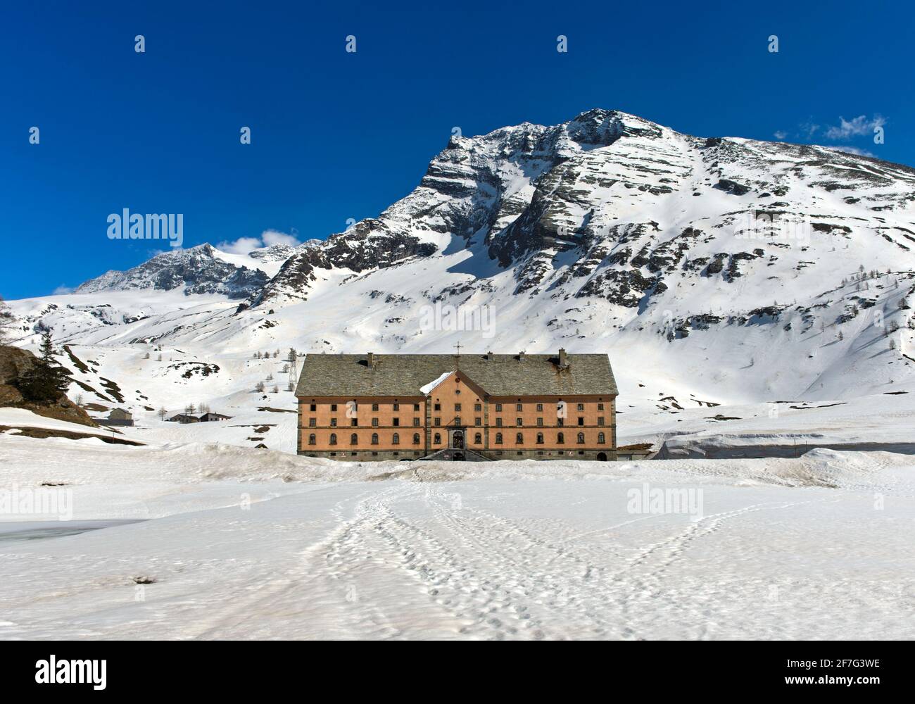 Simplon hospicio en el Simplon Pass en invierno, Valais, Suiza Foto de stock