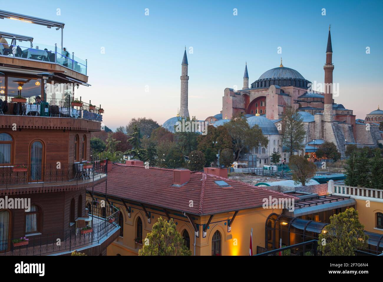 Turquía, Estambul, Vista del restaurante de la azotea del hotel Seven Hills, el hotel Four Seasons y la mezquita de Hagia Sophia - Aya Sofya Foto de stock
