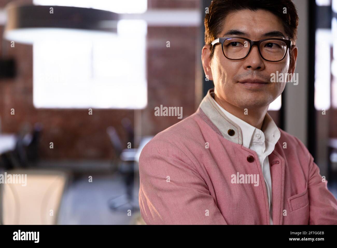 Retrato de un elegante hombre de negocios asiático mirando hacia el lado derecho Foto de stock