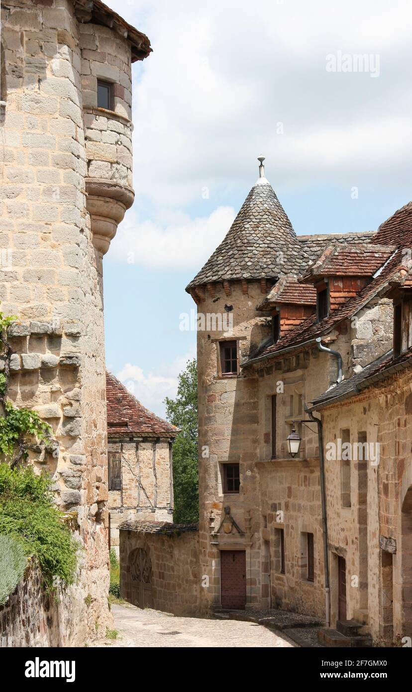 Pintoresca calle estrecha en Curemonte, Correze, Francia con sus casas de piedra medieval. Clasificado como uno de los más beaux pueblos, o Villag más hermoso Foto de stock