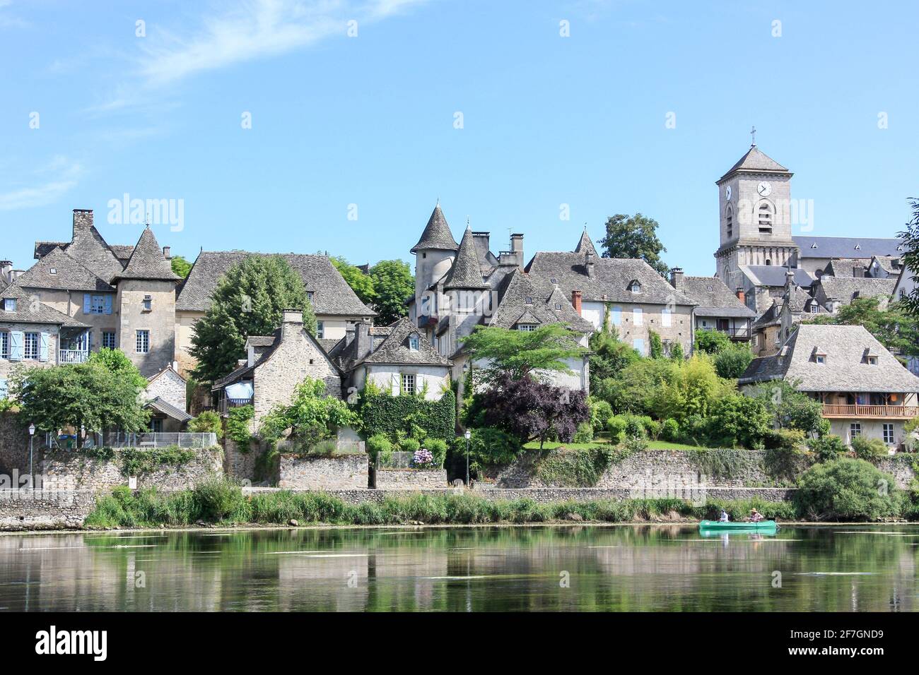 Kayak en el río Dordoña en Argentat-sur Dordogne (anteriormente Argentat) Correze, Nouvelle-Aquitaine, Francia. Casas con techos de piedra lauze Foto de stock