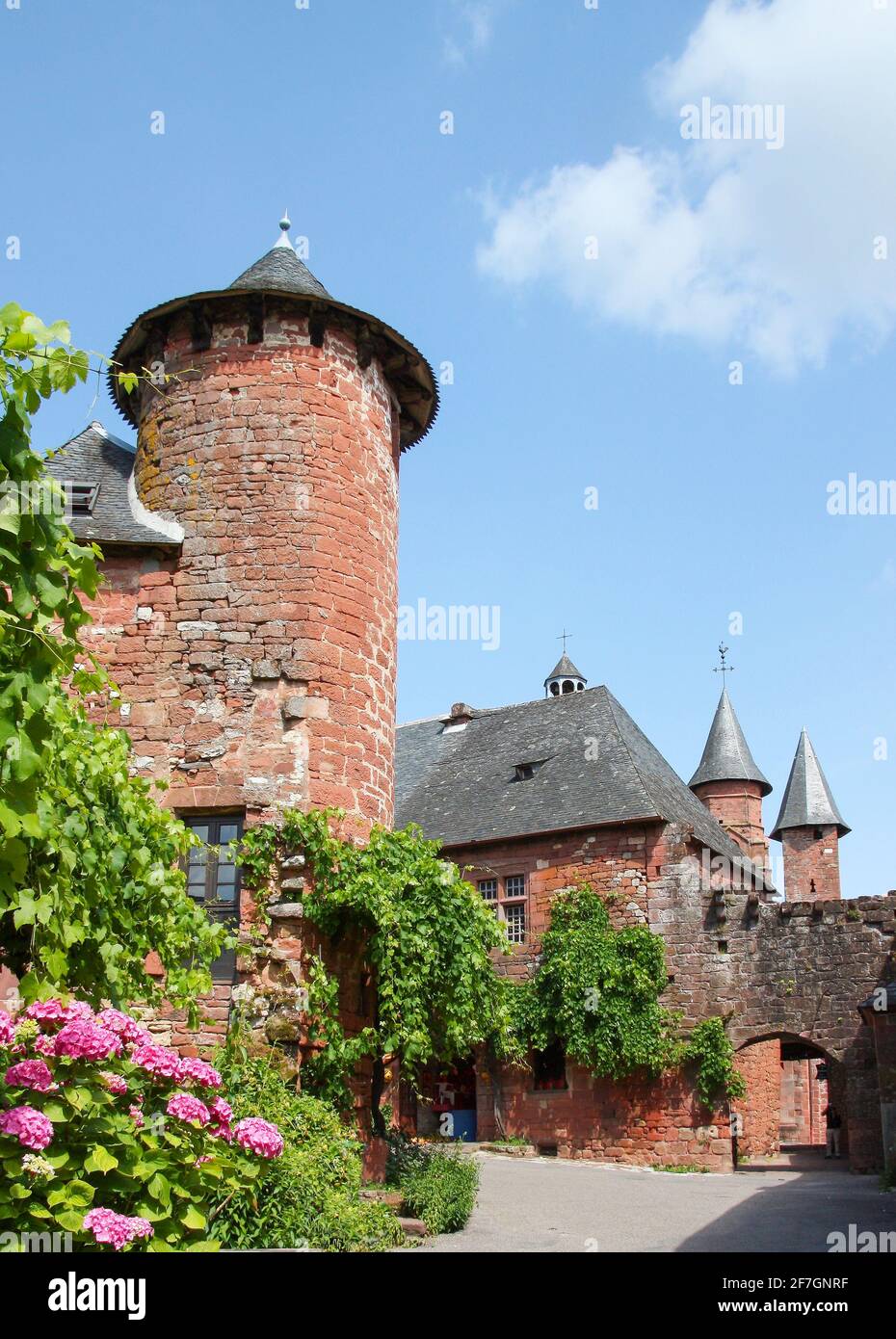 Típica arquitectura medieval de piedra roja en el pueblo de Collonges la Rouge, Correze, Nouvelle-Aquitaine, Francia, uno de los más Beaux pueblos de Foto de stock