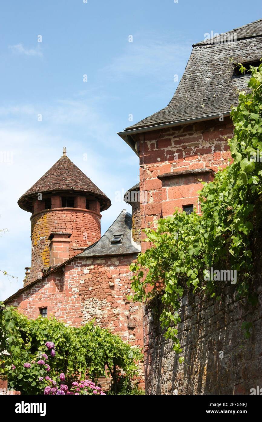 Típica arquitectura medieval de piedra roja en el pueblo de Collonges la Rouge, Correze, Nouvelle-Aquitaine, Francia, uno de los más Beaux pueblos de Foto de stock