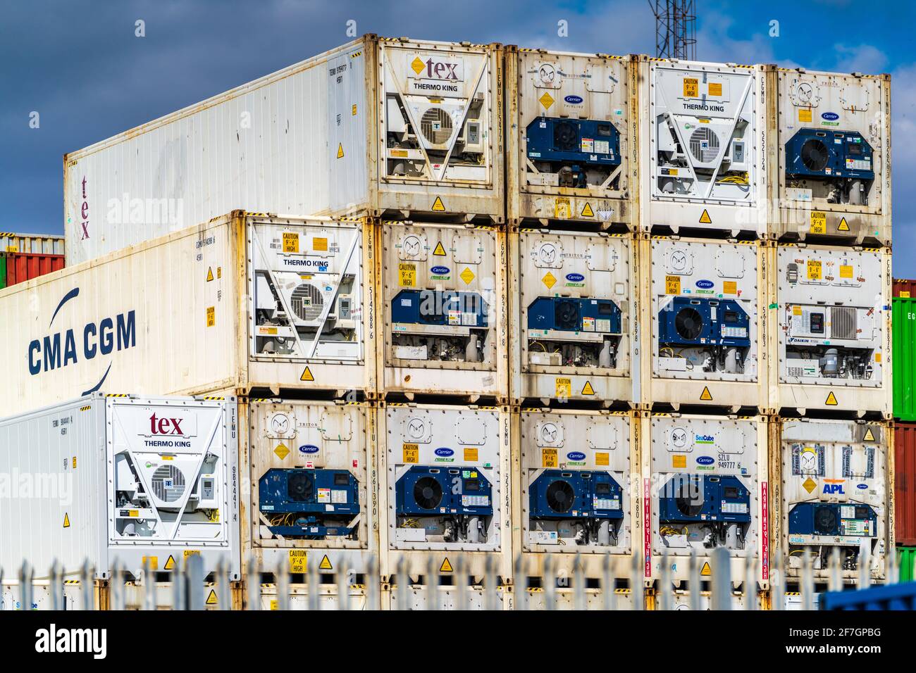 Contenedores refrigerados de embarque - los contenedores refrigerados son contenedores ISO de embarque con una unidad de refrigeración integral, AKA Reefers. Foto de stock