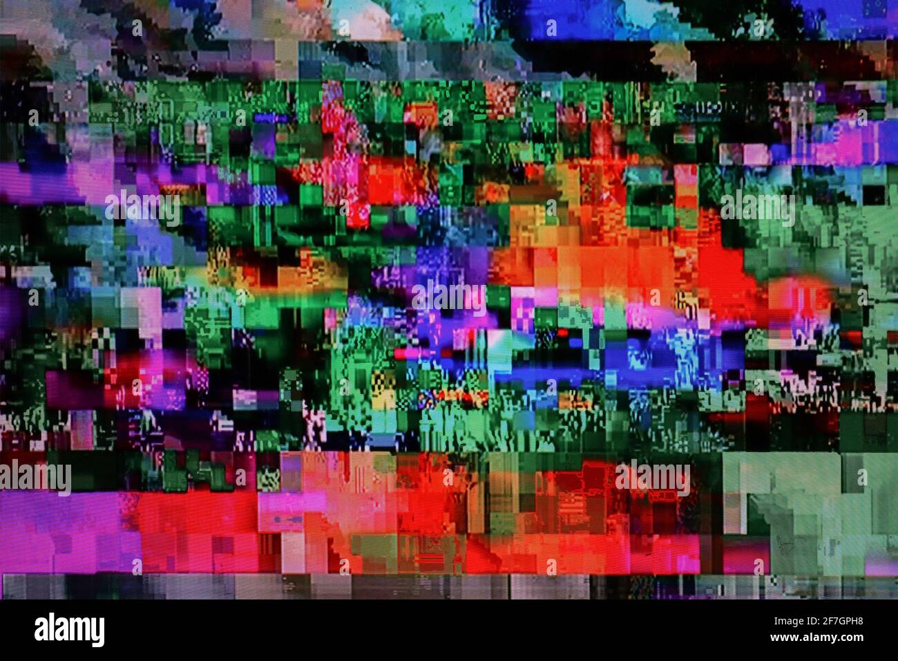 Mala pantalla con señal digital rota y ruido estático de color, efecto de fallo Foto de stock
