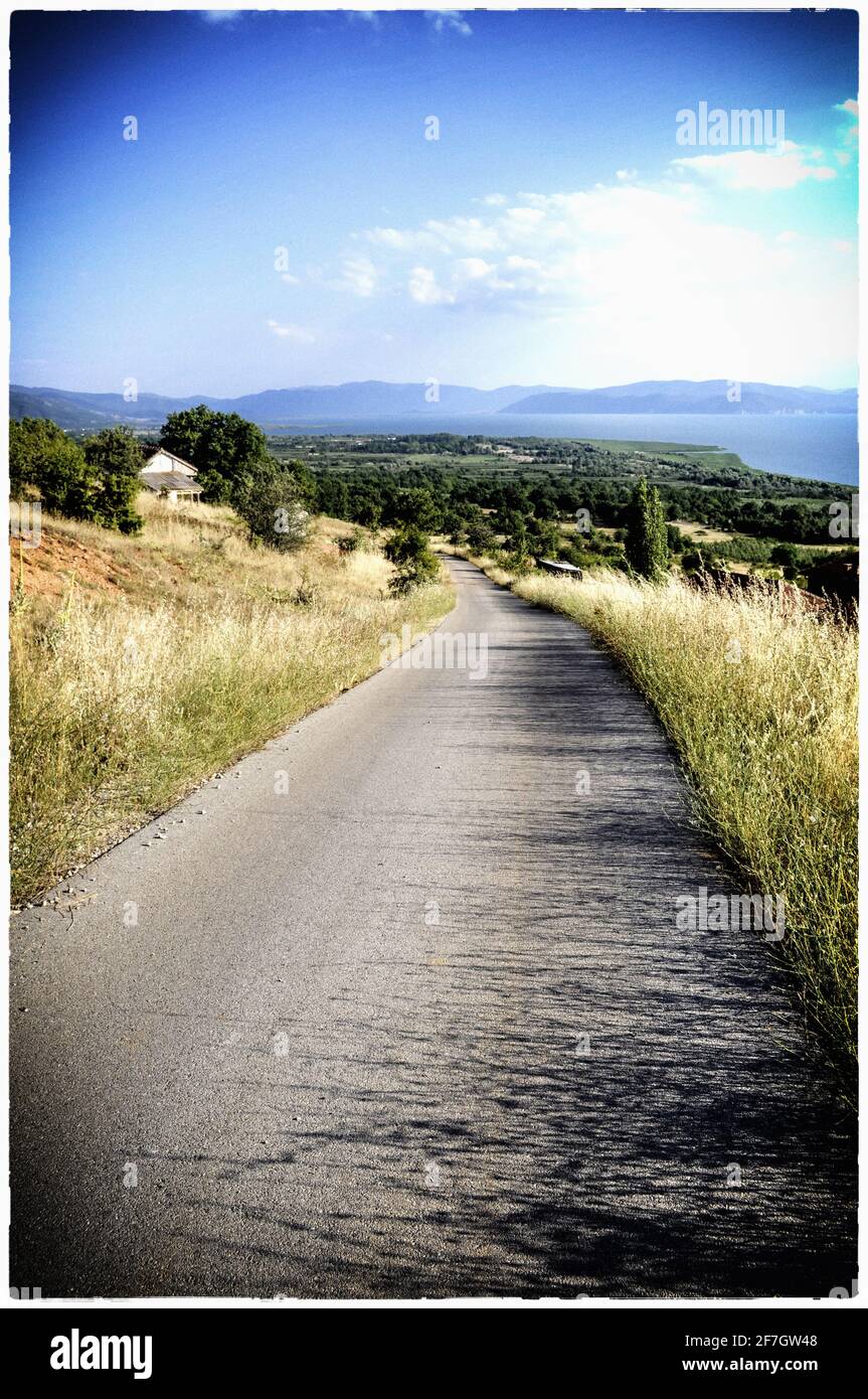 Camino de asfalto que conduce directamente por la montaña Foto de stock