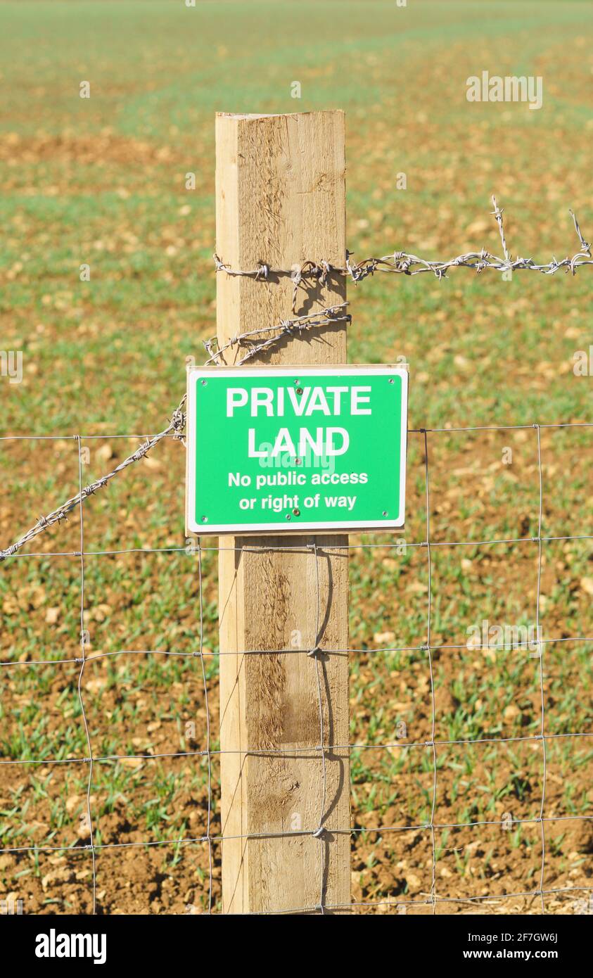 Señales de 'Estancia en el sendero' de 'Tierra Privada' a lo largo de un derecho de paso público que cruza las tierras de labranza. Oxfordshire, Reino Unido Foto de stock