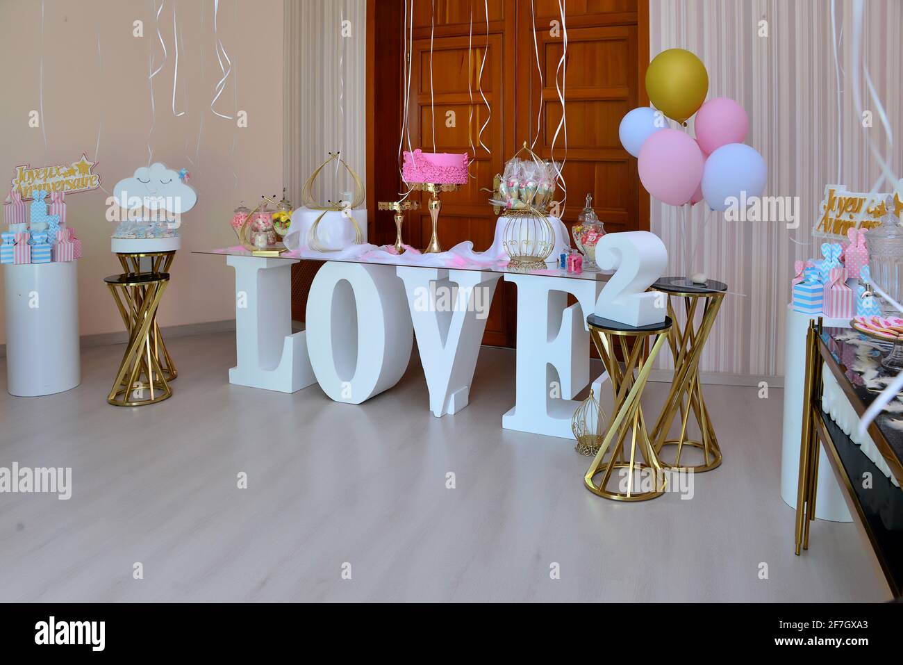 Delicioso buffet dulce con pastel. Candy Bar. Diseño de globos. Muchas  paredes de decoración de globos de color rosa y dorado Fotografía de stock  - Alamy