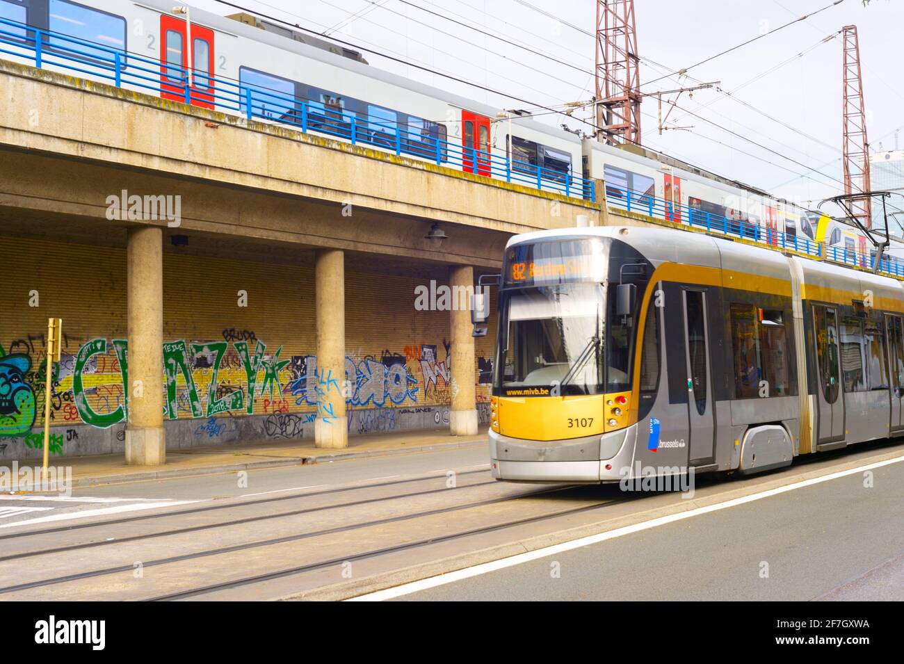 BRUSELAS, BÉLGICA - 05 DE OCTUBRE de 2019: Personas en un tranvía, tren  público arriba. Transporte público moderno de Bruselas Fotografía de stock  - Alamy