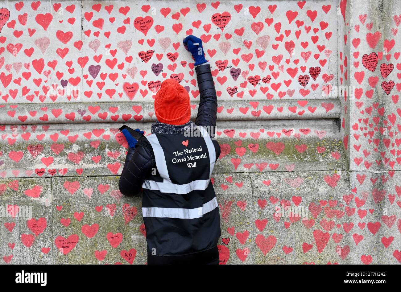 El Muro Conmemorativo Nacional Covid, alrededor de 130.000 corazones han sido pintados en una sección de un kilómetro de largo de la pared frente a las Casas del Parlamento como un monumento a los seres queridos que han muerto durante la pandemia del Coronavirus. Hospital St Thomas, Westminster, Londres. REINO UNIDO Foto de stock