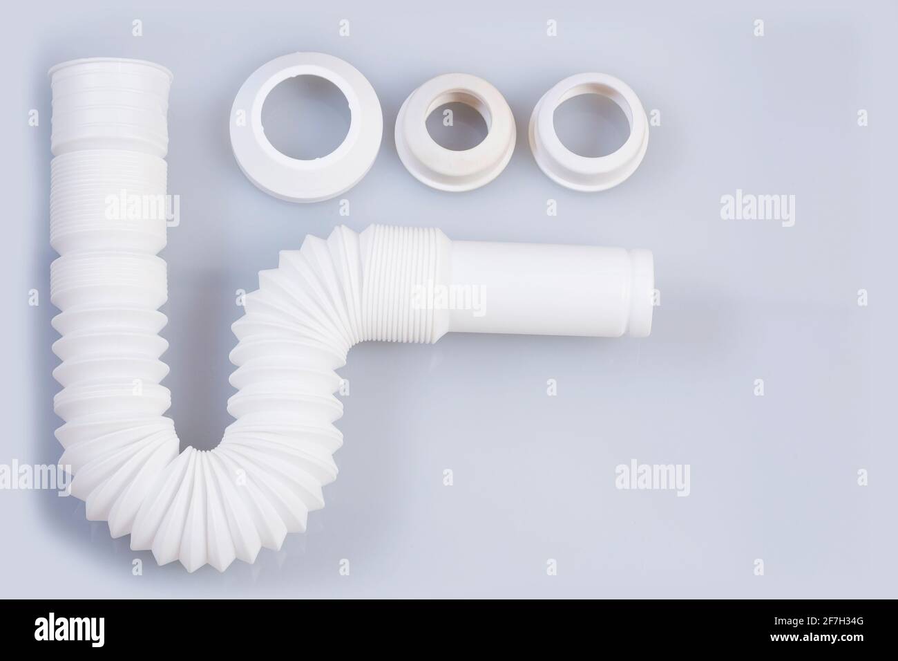 Tubo de plástico con colector de agua, aislado - Sifón flexible de plástico.  Vista superior Fotografía de stock - Alamy