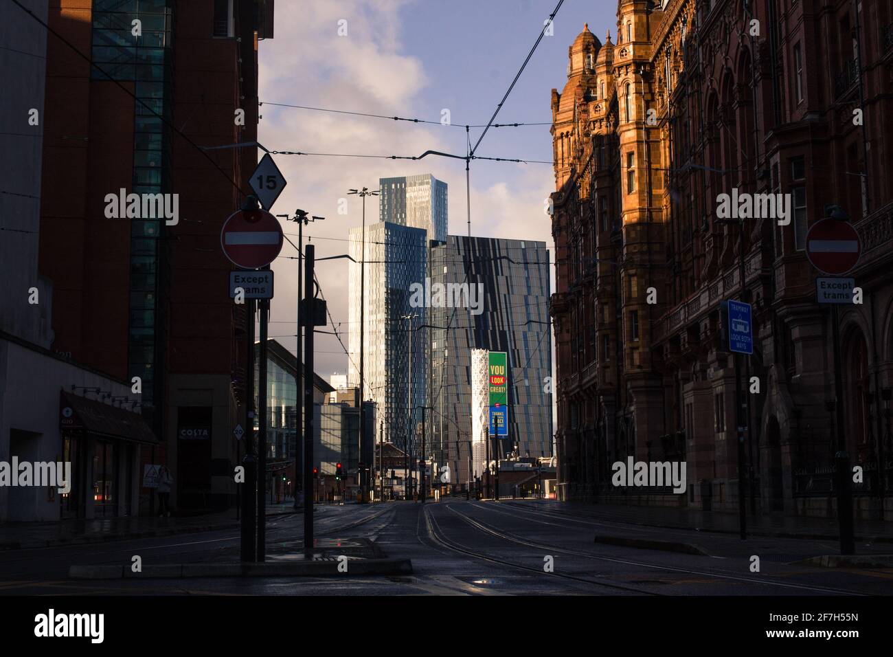 La vista del horizonte de Manchester City durante el amanecer Por la calle más baja Mosley, incluyendo el Midland Hotel y Deansgate Torres cuadradas Foto de stock