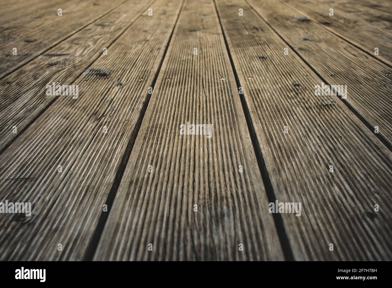 Detalle de listones de una terraza de madera. Salientes visibles sobre