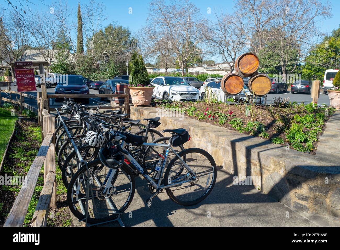 Vista lateral de una fila de bicicletas estacionadas en un portabicicletas  con una pila de barriles de vino al lado en la bodega V. Sattui en St  Helena, California, 6 de febrero